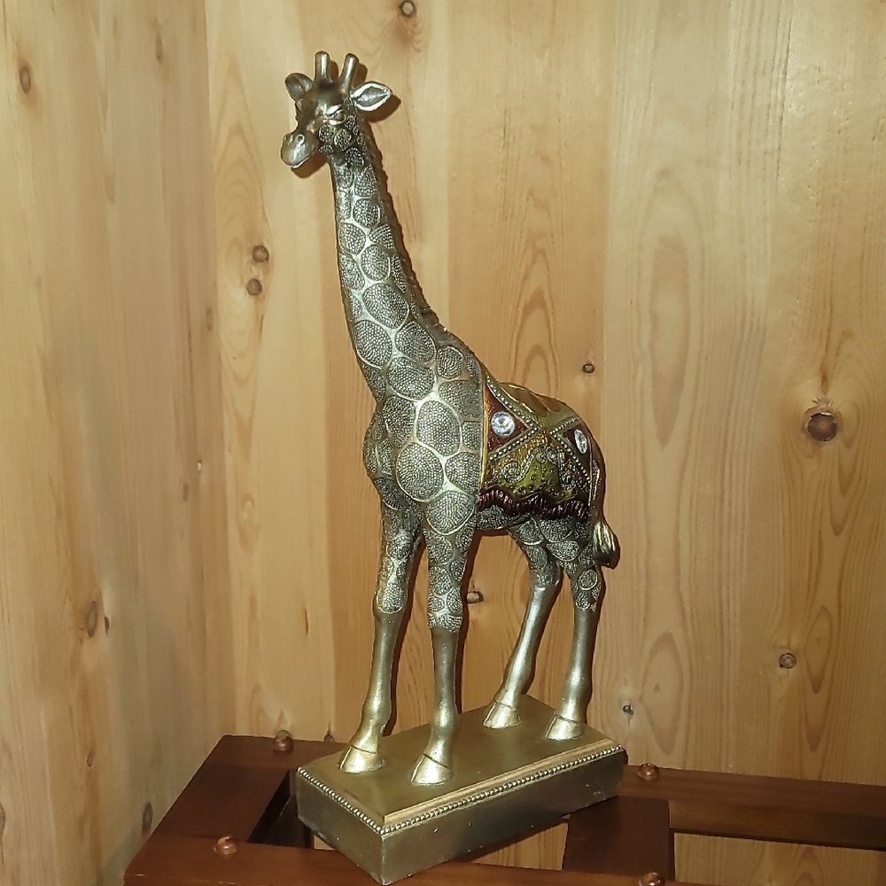 Elegant Gold Giraffe Sculpture